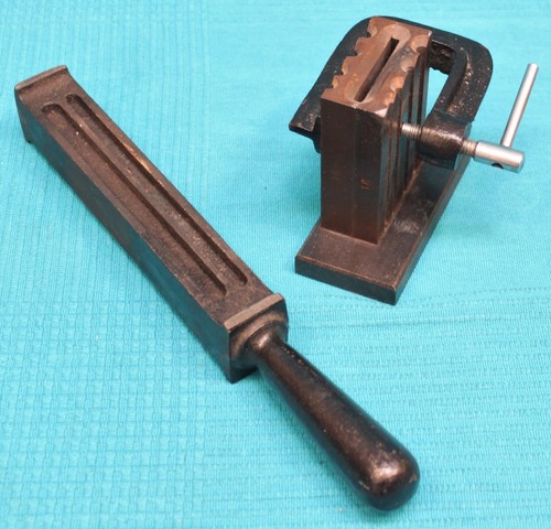 Grooved ingot mold and - a, a