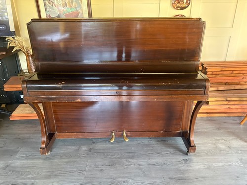 Upright stylish piano - stylish, free