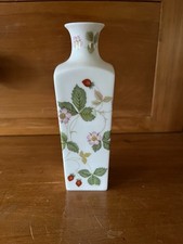 Wedgwood 'Wild Strawberry' Bud