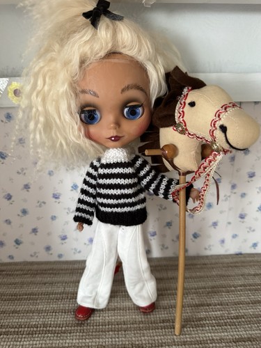 Blythe doll with outfit - blythe,