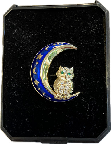 Jewelled brooch featuring - , an