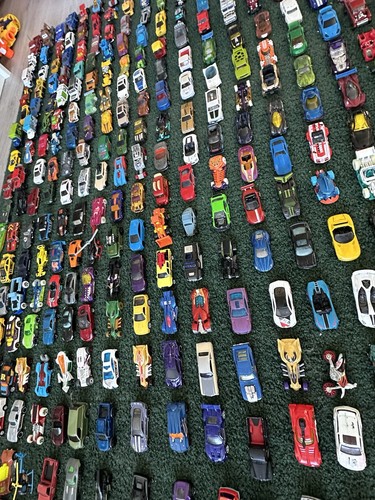 500 hotwheels bulk - 500+,