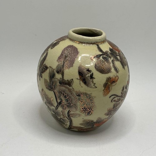Ceramic pottery squat - /,