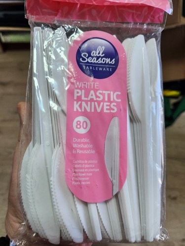 White plastic knives - x,