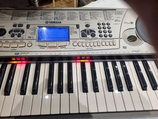 Yamaha PSR EZ30 KEYBOARD full size piano 61 key mains light up keys