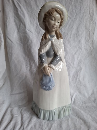 Large nao lladro figurine - by,
