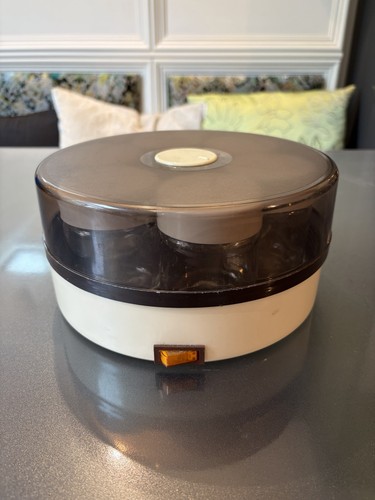 Yoghurt maker with jars - with,