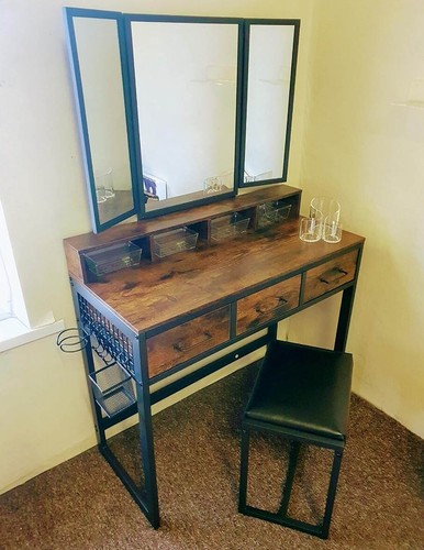 Dressing table with - dressing,