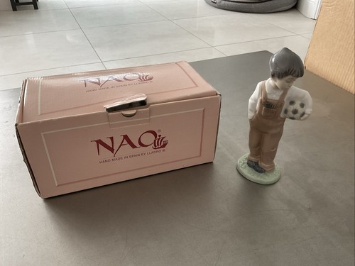 Nao lladro 1068 boy - by,