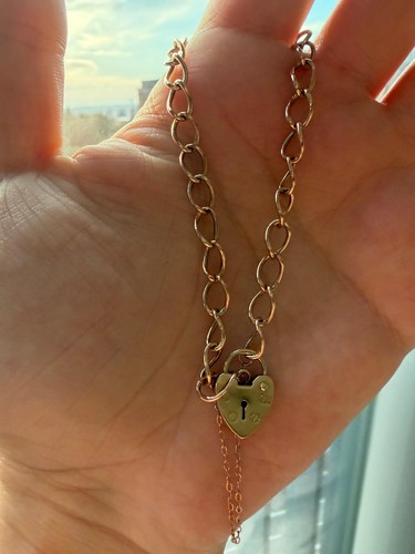 Beautiful vintage 9ct gold - beautiful,