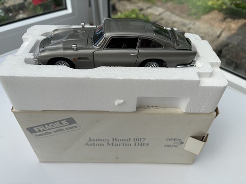 James bond 007 - ,