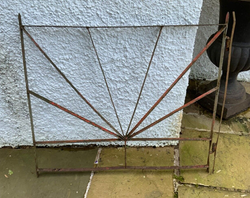 Antique metal gate red - metal,