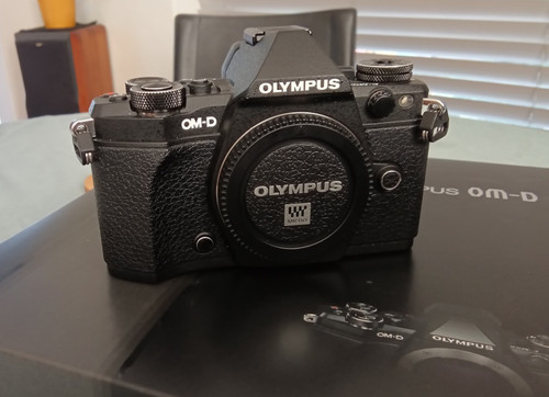 Near mint olympus d e - olympus, om-d