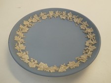 VINTAGE WEDGWOOD ENGLAND WHITE AND BLUE JASPERWARE BLUE DISH PLATE