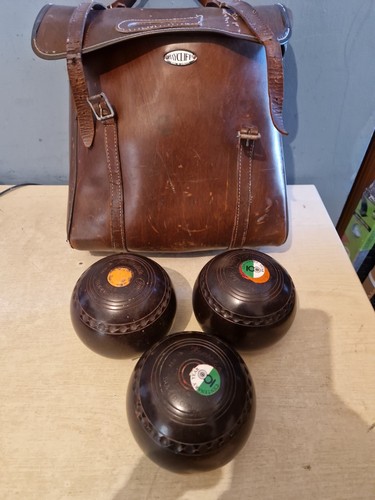 Lawn bowls set henselite - of,
