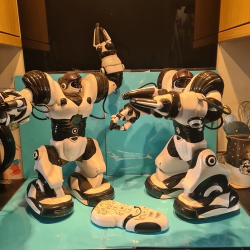 Wowwee robosapien robot toy - v2,