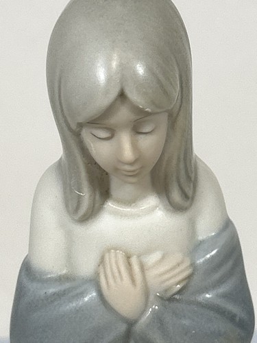 Nao lladro girl kneeling - nao,