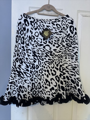 Stunning skirt pompoos size - stunning,