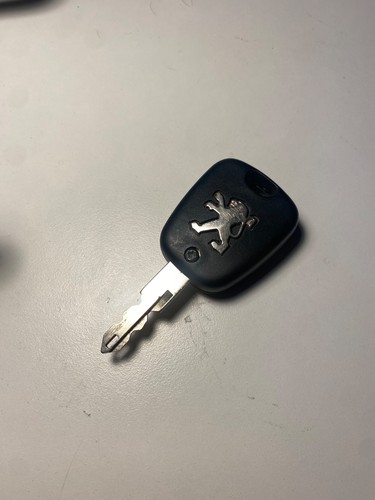 Peugeot car key - car, button