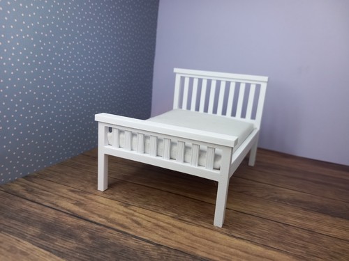 Dolls house bed - 1:16, a
