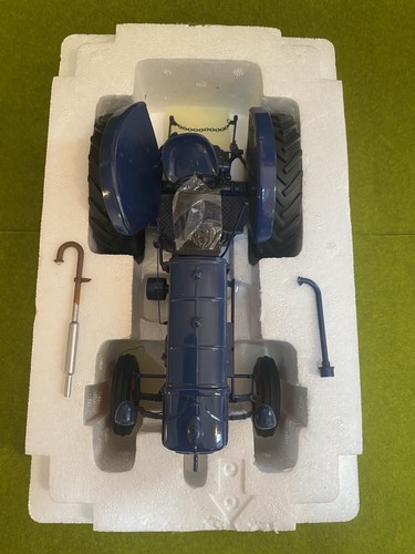 Universal hobbies fordson - universal,