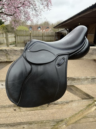 Black jump saddle medium - black,