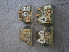 Set Of 4 Leonardo Collection Hanging Resin Houses Each 9x10 Cm