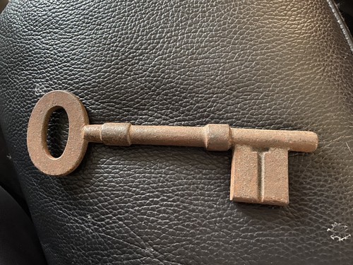 Key cutting machine - key,