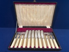 VINTAGE CASED 12 PIECE CUTLERY