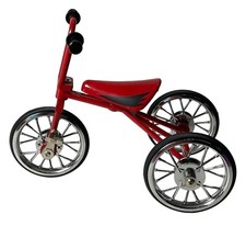 Red Miniature Tricycle, Motif