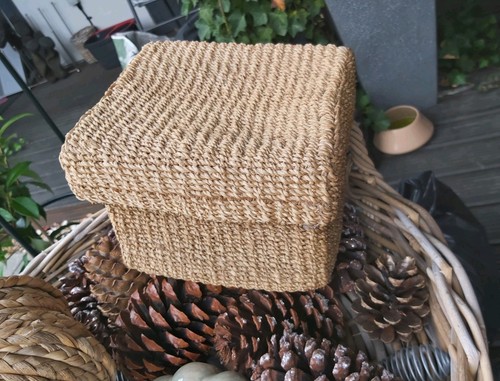 Woven seagrass lidded box - woven,
