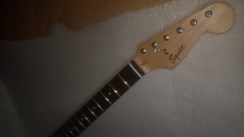 2002 squier fender strat - by,