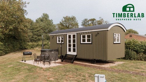 Shepherds hut 24ft x 10t - -,