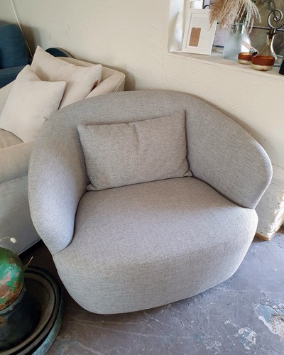Couch oversized round - couch,