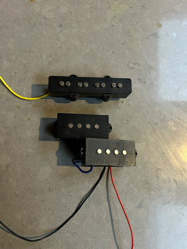 Yamaha bass guitar - , pick