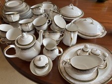 Royal Grafton Majestic Green: 74 pieces 		Dinner , Breakfast and Tea Services