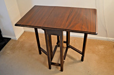 Vintage 1940s Gate Leg / Drop Leaf Mahogany Table. Approx 3' x 2' fully extended