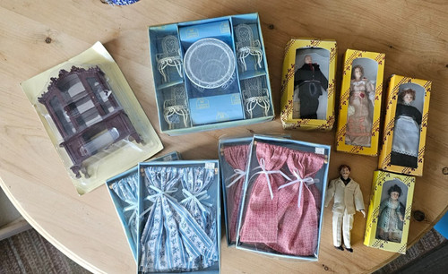 Dolls house large - mixed, lot