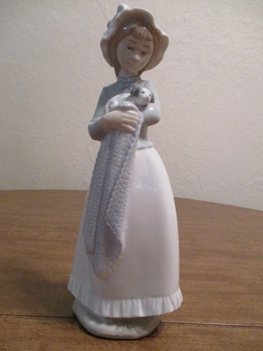Nao lladro girl - by,