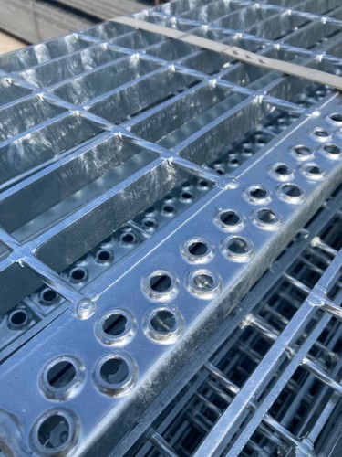 Steel mesh stair tread - steel,