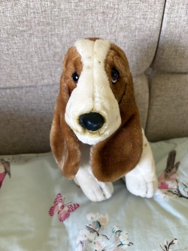Hush puppies basset - hound, by