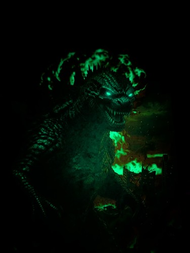 Godzilla glow the dark - in,