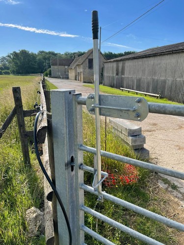 Equestrian gate latch