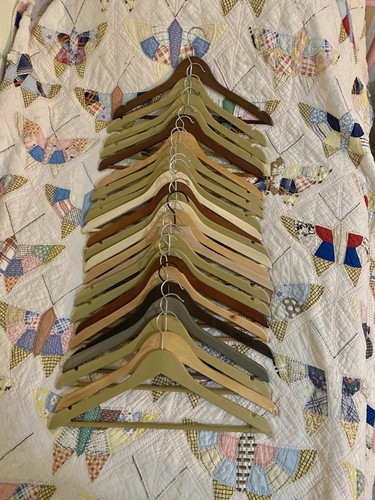 Lot wooden hangers - of, 24