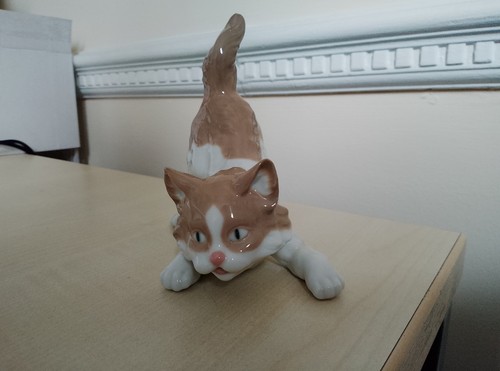 Lladro playful cat 5091 - playful,
