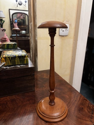 Antique wig hat stand light - or,