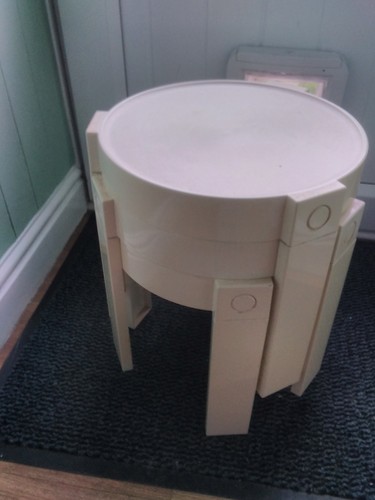 Retro round plastic nest - round,