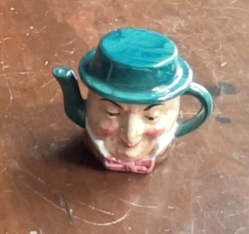 Vintge artone pottery toby - artone, jug