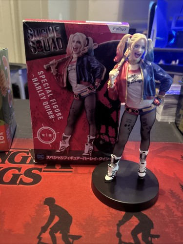 Harley quinn figurine - bat, &
