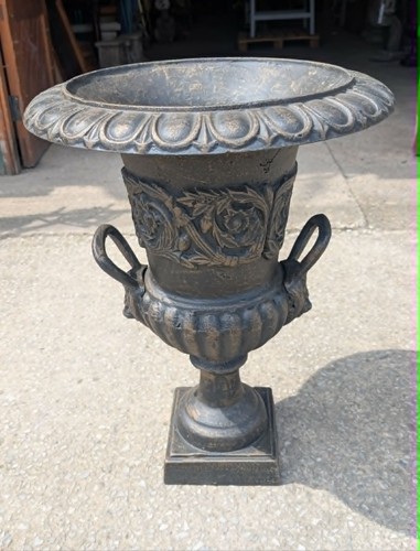 Medium sized cast - cast, /